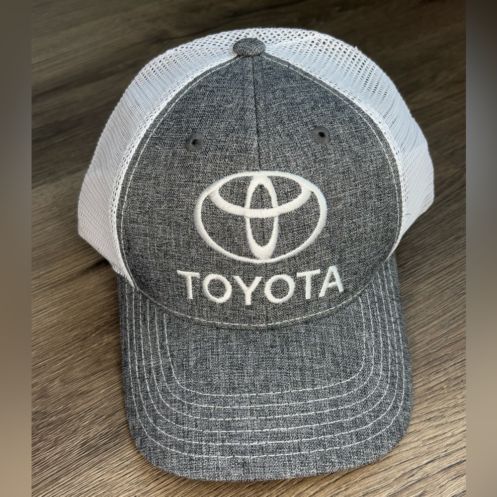 Brand new Toyota logo hat - Picture 4 of 4